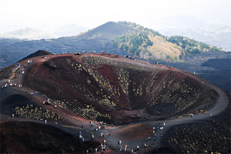 Percorsi sul cratere del vulcano etna in sicilia