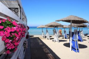 Delfino Beach Hotel - Spiaggia con ombrelloni
